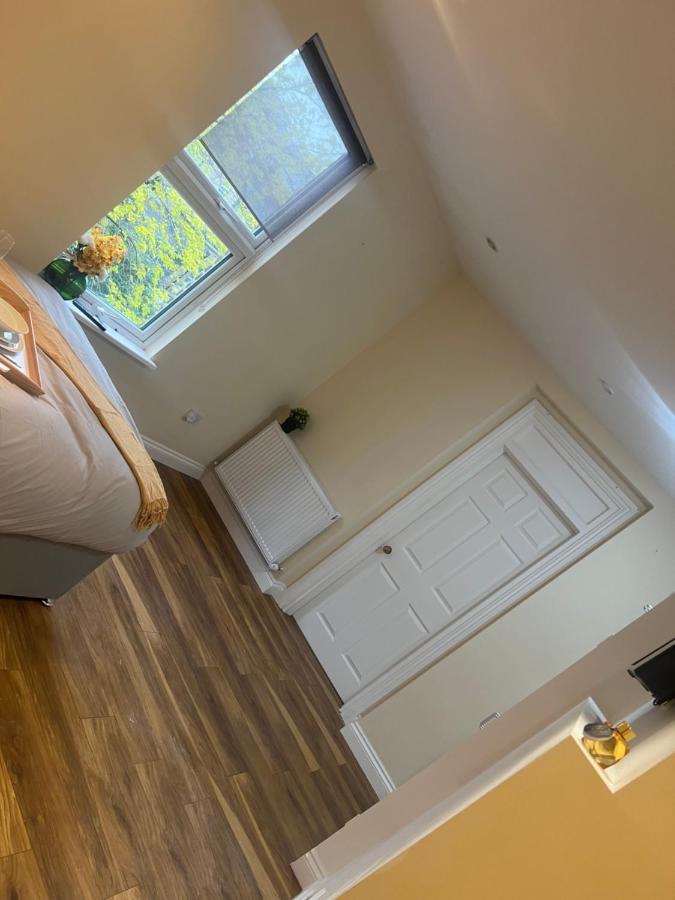 런던 Large Modern Studio Flat 아파트 외부 사진