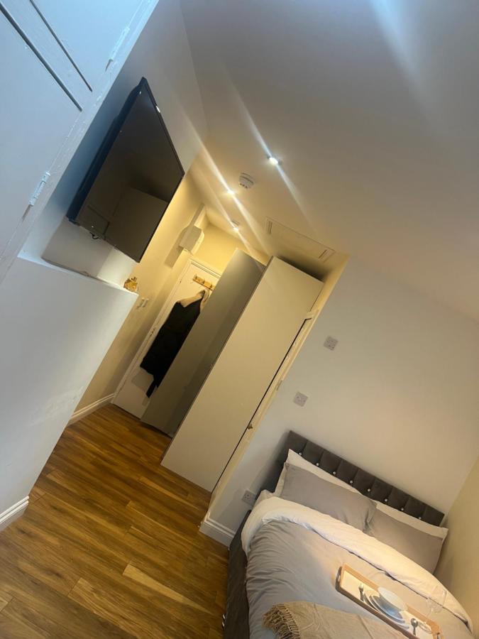 런던 Large Modern Studio Flat 아파트 외부 사진